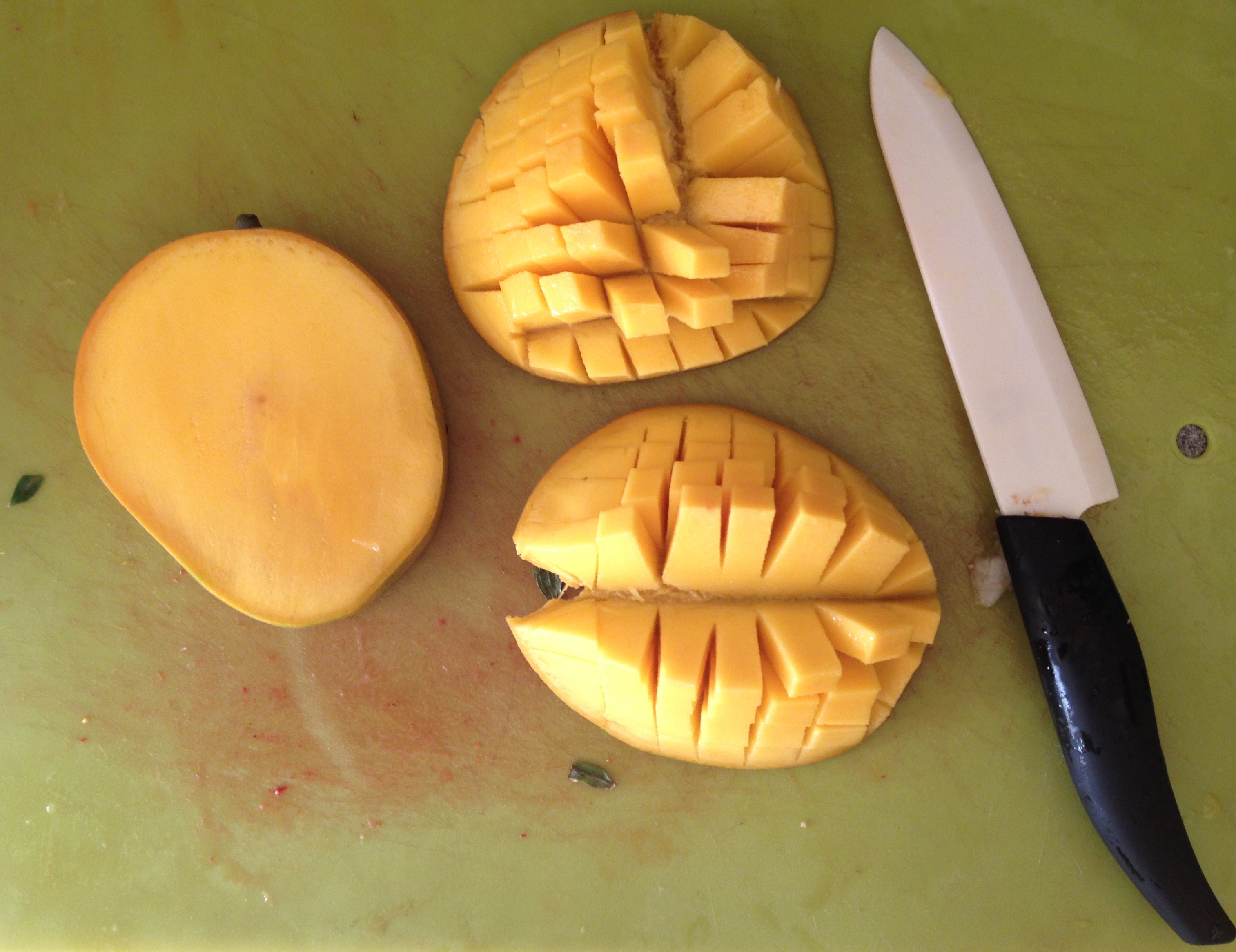 Как правильно разделать манго. Разделать манго. Манго разрезанное. Красиво порезать манго. Красиво разрезать манго.